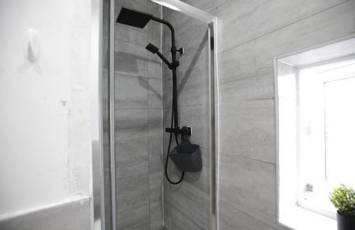 Dixon House, Sleeps 6, Free Parking, Long or Short Stays - by NMB Property - Photo 6