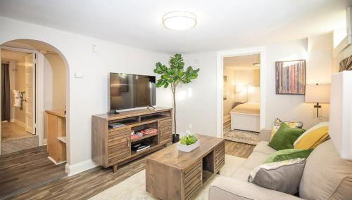 Cozy Retreat | Walk to Unc | Free Cruiser Bikes - Foto 1