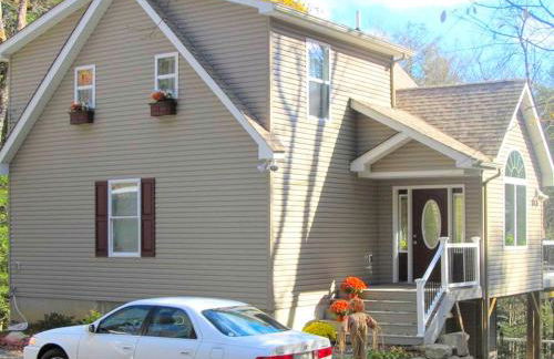 Stunning Weekend Getaway near Hickory Run State Park in Pennsylvania - Photo 19