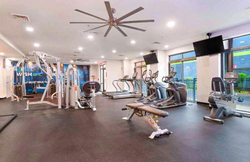 Comfort & Convenience in Trendy Crystal City Loft - Photo 7