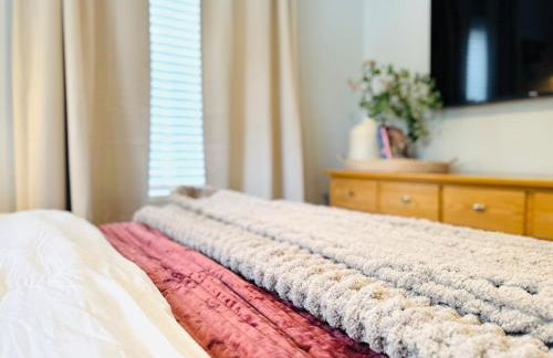 3BR Oasis DT ORL, Full Kitchen & Fenced Yard! - Foto 12