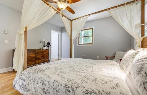 Creek View and Hot Tub Woodsy Maggie Valley Cottage - Foto 18