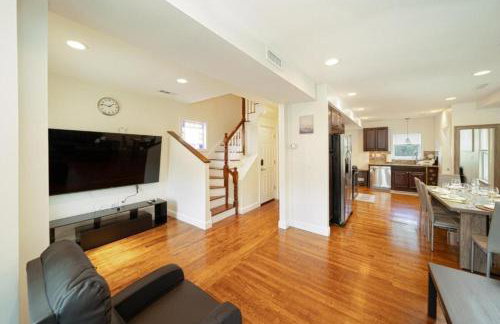 988 - 2 4BR Boston Cozy Getaway near Geneva Cliffs - Foto 21