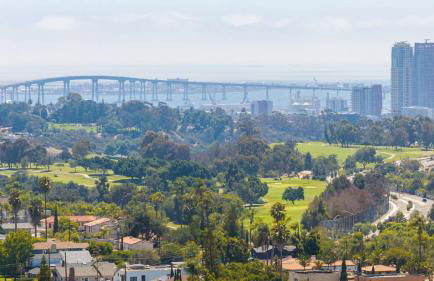 Modern Urban Escape Rooftop & Walkable Fun - Foto 29