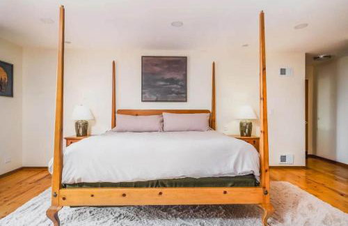 Monthly or Seasonal Large Petite Lake 44 Lakehouse Retreat with Private Pier and Hot Tub secluded Deep in the Woods - Foto 19