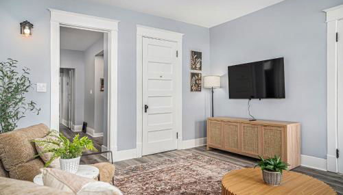 Completely Remodeled Walking Distance to Downtown Close to the Beach Downstairs Washer Dryer - Foto 2