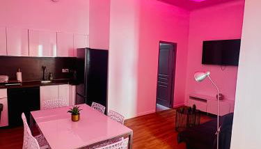 jolie maison individuelle 50 m2 ,design et climatisée, tout confort, wifi, terasse privée , 5 min plage et autoroute, stationnement gratuit - Foto 1