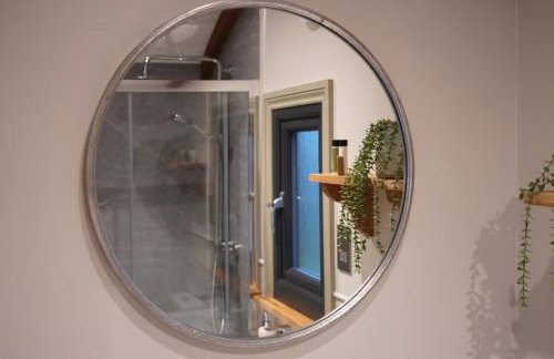 The Dragonfly - Luxury Lakeside Shepherds Hut - Foto 8