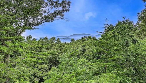 Peak-a-Blue Cabin - Watch Movies from Hot Tub, Mountain View, Bigfoot Bunker Game Room, Fire Pit, Oversized Deck, Screened-in Porch - Foto 3