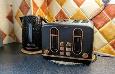 6 Guests * 4 Bedroom * Free Wi-Fi - Photo 12