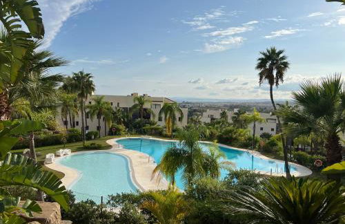Amazing Two Bedroom Apartment in Los Flamingos, Marbella - Photo 2