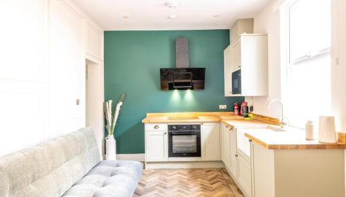 Newly Renovated Chandos Gardens by Prescott Apartments - Foto 1, stove, toaster