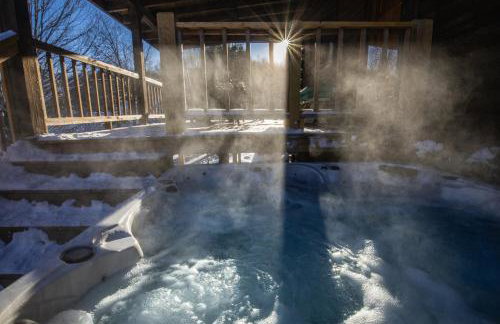 Ascension Cabin - hot tub, fire pit, babbling brook - Foto 11