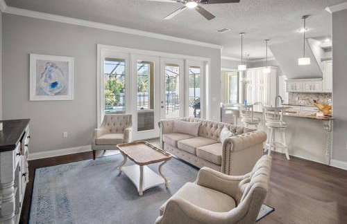 Elegant Home with Pool, Office, Theater, and Fence - Foto 1
