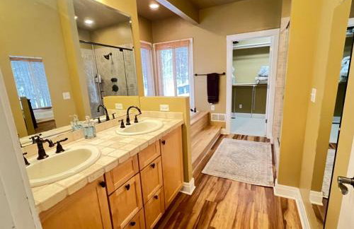 Woodshores Retreat - cozy retreat, hot tub, Lk MI - Photo 13