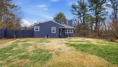 Stylish Hot Tub Retreat with Ping Pong home - Foto 3