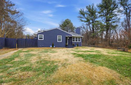 Stylish Hot Tub Retreat with Ping Pong home - Foto 3