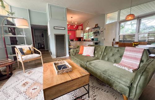 Mid-Century Modern Themed Home with Outdoor Hot Tub - Foto 1