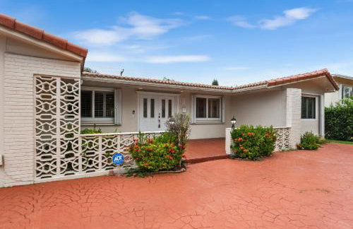 Centrally Located 4BD Oasis with Pool & Movie Patio - Foto 13