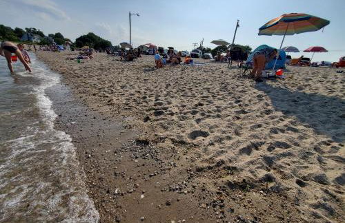 The Gold Room near downtown trains fast wifi - Photo 27