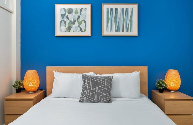 Spacious 2BD With Private Balcony and Free Parking - Foto 12