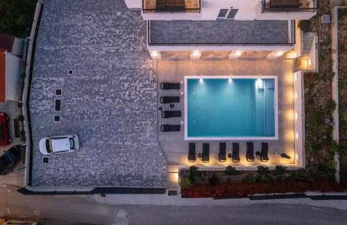 Villa Barbara & Zoran with free parking and heated swimming pool - Photo 18