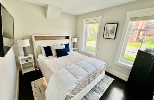 Upscale Azure by Saratoga Stays - Photo 5