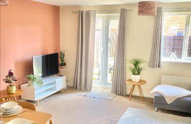 Oakley Vale House and Garden! Free Private Parking, TV, Fully Equipped - Photo 16