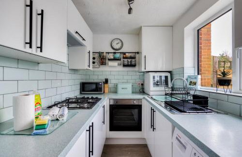 Winslow House - Walking Distance to the High Street - Driveway Parking, Fast WiFi, Smart TV and Self-Check-In by Yoko Property - Foto 14