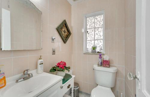 Walk to Detroit Zoo Home with Sunroom and Patio! - Foto 18