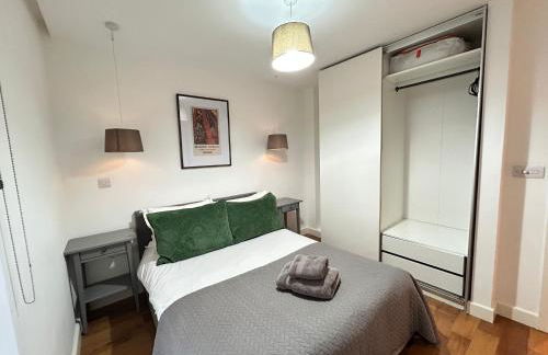 Modern 2BR East London Flat with Balcony near the tube - Foto 7
