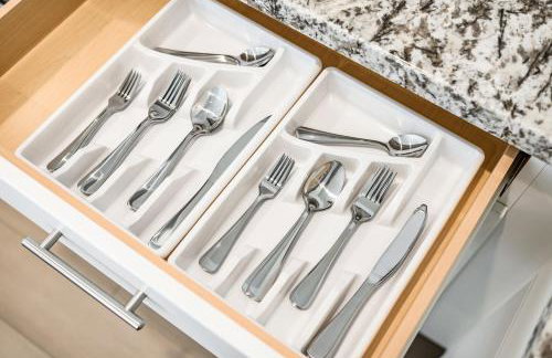 Spacious 5BR Getaway w Game Room & Modern Comfort - Photo 19