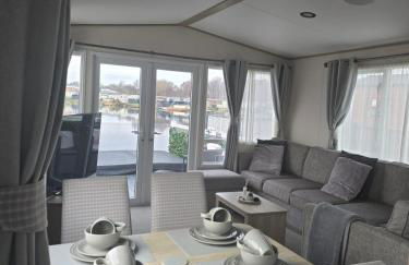 Lakeside Holiday Home with Hot Tub - Foto 30