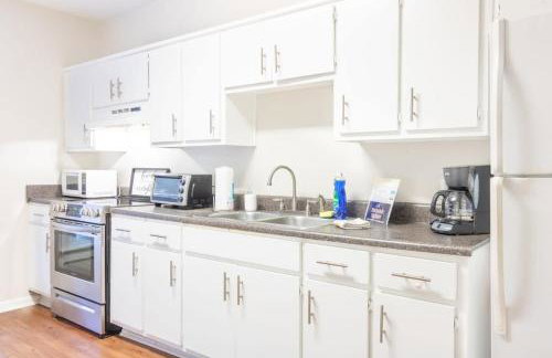 Wrap-Around Porch Uptown Stay-Pets Welcome! - Foto 14