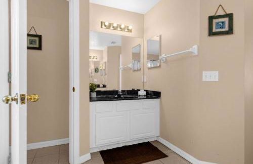 Upstay Home w Pool Hot Tub & Patio - Pet Friendly - Foto 26