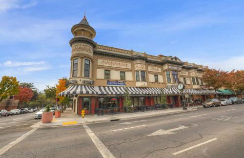 New Tudor Cottage one block from Chico State and downtown with private garage - Foto 25