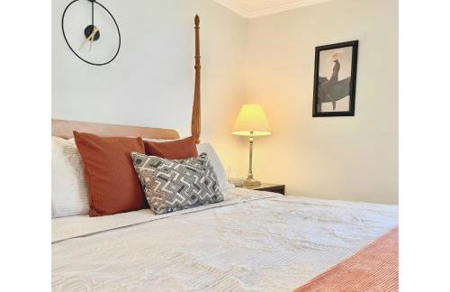 Cozy Villa 3 mins to Mohegan- Fully Stocked with King Bed & Fireplace- Jacuzzi, Saltwater Pools, Sauna - Foto 1