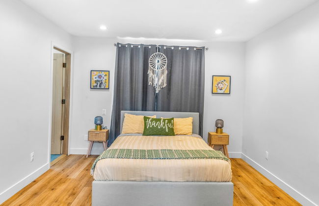 Luxurious Townhome - Photo 4