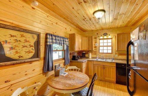 Deadwood Wolf Cabin with Fire Pit and Grill - Foto 3