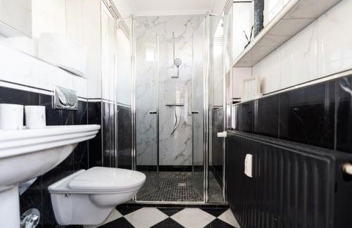 2 BR Loft - LUXUS - MODERN - PARKPLÄTZE - KAFFEE - NETFLIX - WEINBERGBLICK - KÜCHE - BALKON - Foto 10