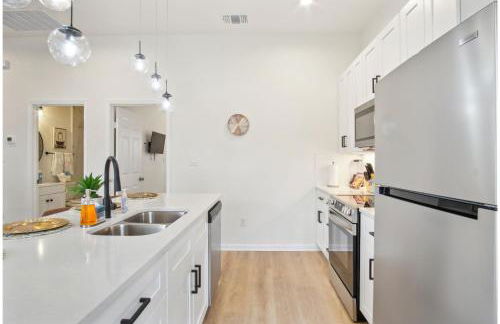 3BR-2BA Cityscape Haven with Panoramic Tower View - Foto 14