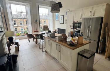 Georgian 4 Bedroom 3 Bathroom New Town Apartment - Foto 1