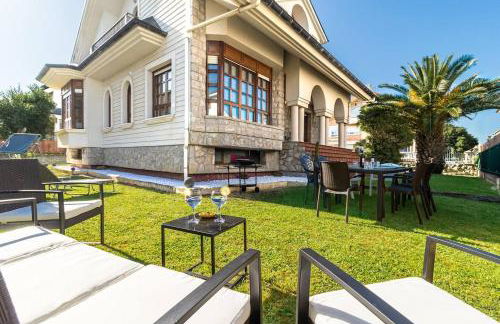 Chalet con Jardín junto a la Playa de Berria - Foto 1