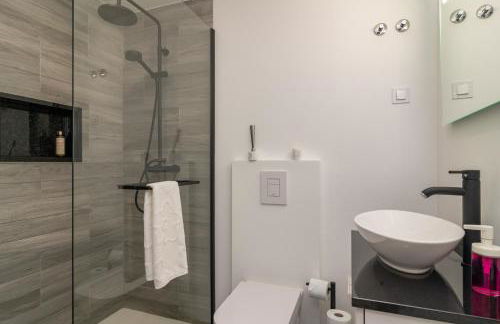 Stylish Apartment W/ River View by LovelyStay - Photo 36