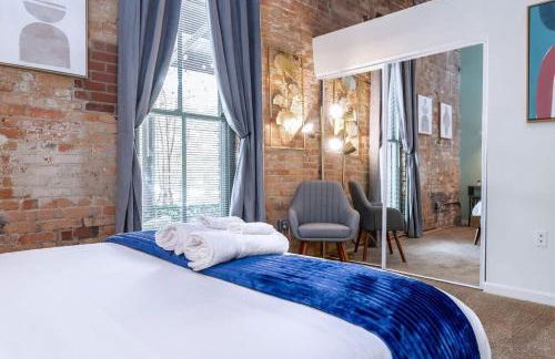 100 Year-Old Historic Brick 2BR Loft & Large Patio & Hammocks & High Ceiling - Foto 75