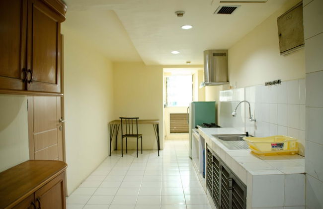 Spacious And Homey 3Br At Kondominium Rajawali Apartment - Photo 14
