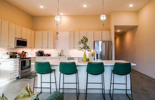 Peridot Suite - NEW 2bdrm 2bath Loft near Mass! - Photo 42