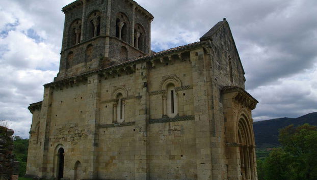 Admirando el templo románico de Puente Arenas
