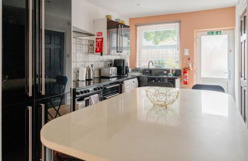Charming Victorian Terrace near City with Free Parking - Foto 18