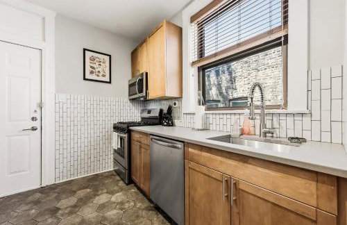 Steps to the Lakefront! This Uptown Beauty is Everything You Need for a Perfect Chicago Getaway condo - Foto 13